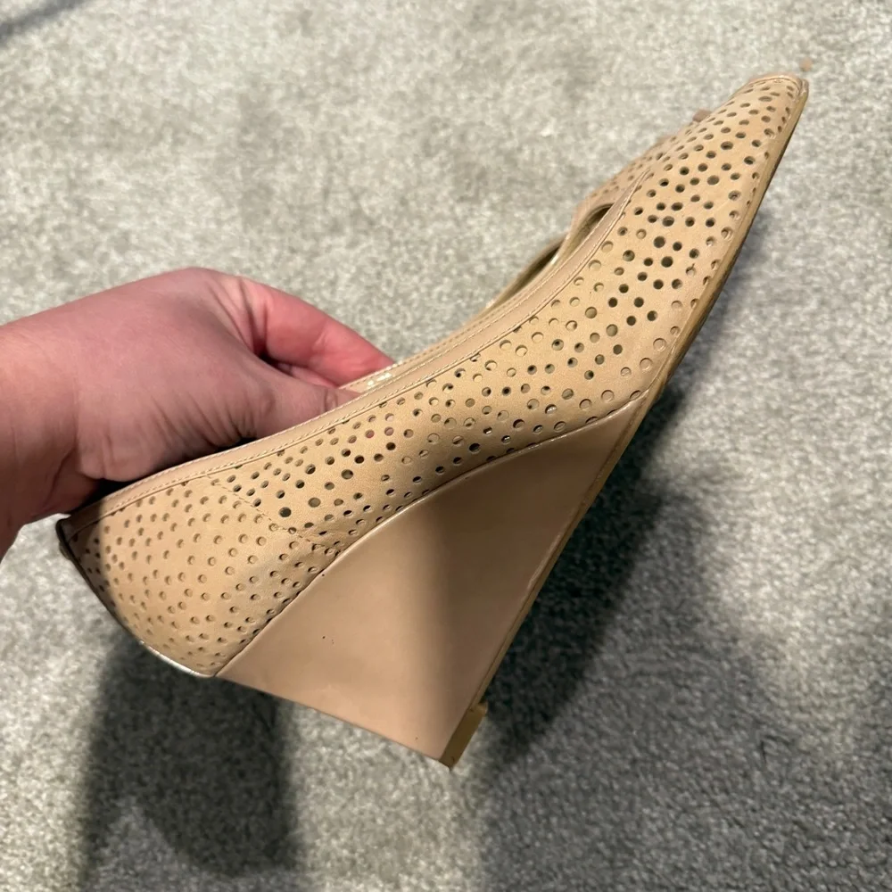 Stuart Weitzman Perfecto Nude Perforated Suede Peep Toe Wedge Pumps Size 11 M - Picture 5 of 10